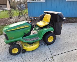 John Deere Riding Mower with Bagging Unit. 16hp. 42" deck!