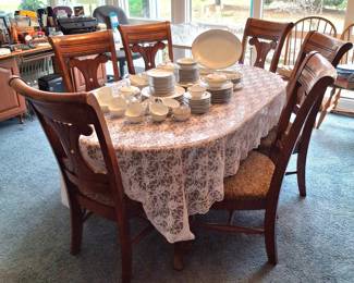 Beautiful Queen Anne Style Table and 6 Gorgeous Sturdy Chairs!