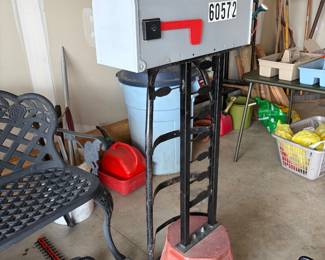 Free standing mailbox