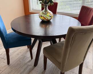 SAFAth VIEH Couture Luis Round Wood Dining Table with 4 multi color upholstered chairs BUY IT NOW $150