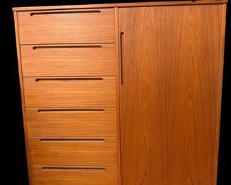 MCM teak gentleman‘s chest/armoire