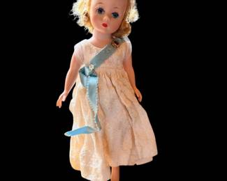 Vintage Madame Alexander Cissette queen doll