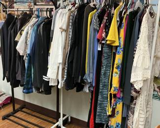 Men’s clothing rank/women’s tops & dresses