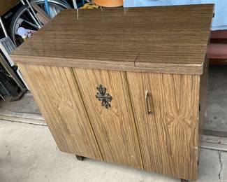 Brother sewing machine in cabinet
