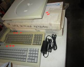 Vintage Macintosh keyboards