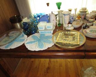 Table of vintage glassware/pottery/mid century