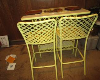 Vintage yellow Brown Jordan bar with 2 chairs