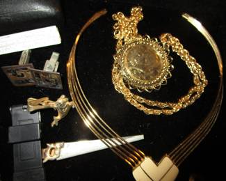 Jewelry case packed (saw tie bar)