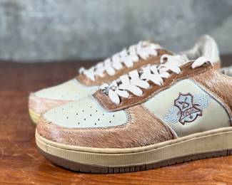 This lot features a pair of sneakers by Evolution we have titled, “Chewbacca” with fur-like texture on the sides. Some wear on the tongue, but in like-new condition otherwise. Highly collectible and come in a size men’s 10.