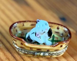 This lot features a stunning hand-painted La Gloriette Limoges porcelain trinket box in excellent condition. Maker marks underneath as shown in photos.