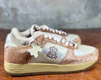 This lot features a pair of sneakers by Evolution we have titled, “Chewbacca” with fur-like texture on the sides. Some wear on the tongue, but in like-new condition otherwise. Highly collectible and come in a size men’s 10.