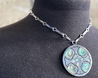 This lot features a vintage sterling silver necklace and pendant with inlaid malachite in excellent condition. Measures, 17” with a total approx. weight of 39.25 grams.