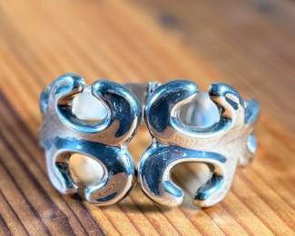 This lot features a beautiful sterling silver swirl design hinged cuff bracelet in excellent condition with a total approx. weight of 53.81 grams.