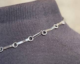 This lot features a vintage sterling silver necklace and pendant with inlaid malachite in excellent condition. Measures, 17” with a total approx. weight of 39.25 grams.