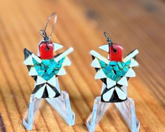 This lot features a pair of vintage Santo Domingo Depression Era Thunderbird earrings. These earrings are handcrafted using mosaic inlay techniques with turquoise chips, coral bits, and recycled materials like car battery casings. Produced by Native American artists at the Santo Domingo Pueblo (now Kewa Pueblo) in New Mexico during the 1930s.