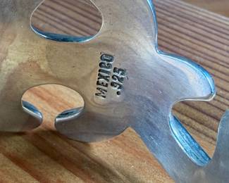 This lot features a beautiful sterling silver swirl design hinged cuff bracelet in excellent condition with a total approx. weight of 53.81 grams.