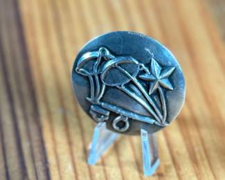 This lot features a Taxco silver zodiac brooch by listed designer, Margot Van Voorhies. Signed on the verso as shown in photos and in excellent condition. Total approx. weight of 19.77 grams.