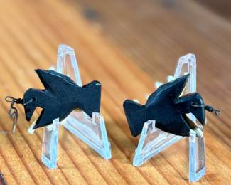 This lot features a pair of vintage Santo Domingo Depression Era Thunderbird earrings. These earrings are handcrafted using mosaic inlay techniques with turquoise chips, coral bits, and recycled materials like car battery casings. Produced by Native American artists at the Santo Domingo Pueblo (now Kewa Pueblo) in New Mexico during the 1930s.