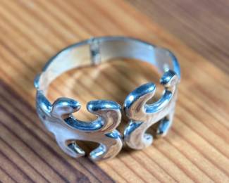 This lot features a beautiful sterling silver swirl design hinged cuff bracelet in excellent condition with a total approx. weight of 53.81 grams.