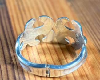 This lot features a beautiful sterling silver swirl design hinged cuff bracelet in excellent condition with a total approx. weight of 53.81 grams.