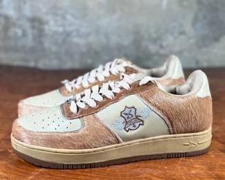 This lot features a pair of sneakers by Evolution we have titled, “Chewbacca” with fur-like texture on the sides. Some wear on the tongue, but in like-new condition otherwise. Highly collectible and come in a size men’s 10.