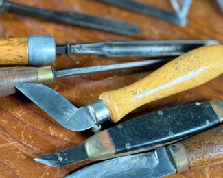 Vintage woodworking tools, featuring items engraved with marks like ‘G.S. Osborne & Co., Newark N.J.’, ‘Buck Bros.’, and ‘Craftsman’. Includes a variety of tools with wood and metal construction, such as knives, chisels, and carving tools. Some tools exhibit wear consistent with use and age. A practical collection for tool enthusiasts or woodworkers.