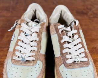 This lot features a pair of sneakers by Evolution we have titled, “Chewbacca” with fur-like texture on the sides. Some wear on the tongue, but in like-new condition otherwise. Highly collectible and come in a size men’s 10.