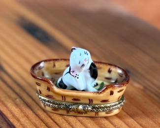 This lot features a stunning hand-painted La Gloriette Limoges porcelain trinket box in excellent condition. Maker marks underneath as shown in photos.