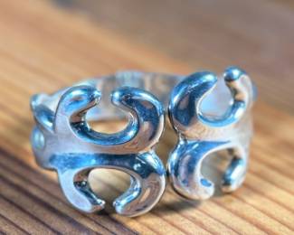 This lot features a beautiful sterling silver swirl design hinged cuff bracelet in excellent condition with a total approx. weight of 53.81 grams.