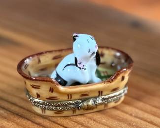 This lot features a stunning hand-painted La Gloriette Limoges porcelain trinket box in excellent condition. Maker marks underneath as shown in photos.