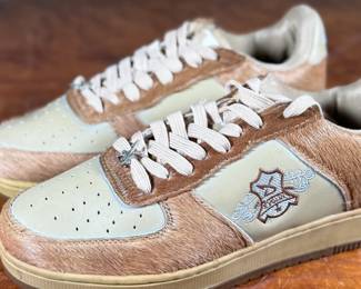 This lot features a pair of sneakers by Evolution we have titled, “Chewbacca” with fur-like texture on the sides. Some wear on the tongue, but in like-new condition otherwise. Highly collectible and come in a size men’s 10.