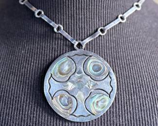 This lot features a vintage sterling silver necklace and pendant with inlaid malachite in excellent condition. Measures, 17” with a total approx. weight of 39.25 grams.