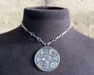This lot features a vintage sterling silver necklace and pendant with inlaid malachite in excellent condition. Measures, 17” with a total approx. weight of 39.25 grams.