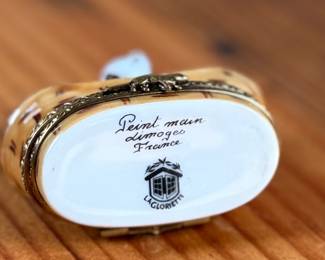 This lot features a stunning hand-painted La Gloriette Limoges porcelain trinket box in excellent condition. Maker marks underneath as shown in photos.