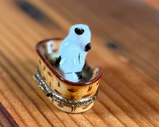 This lot features a stunning hand-painted La Gloriette Limoges porcelain trinket box in excellent condition. Maker marks underneath as shown in photos.