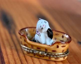 This lot features a stunning hand-painted La Gloriette Limoges porcelain trinket box in excellent condition. Maker marks underneath as shown in photos.