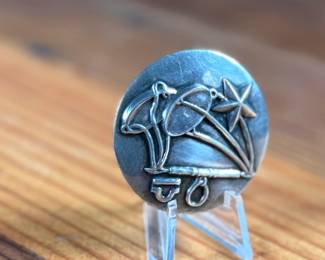 This lot features a Taxco silver zodiac brooch by listed designer, Margot Van Voorhies. Signed on the verso as shown in photos and in excellent condition. Total approx. weight of 19.77 grams.