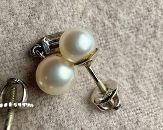 This lot features a beautiful set of genuine pearl earrings, each with a genuine diamond and set in 14k gold. Total approx. weight of 3.50 grams.