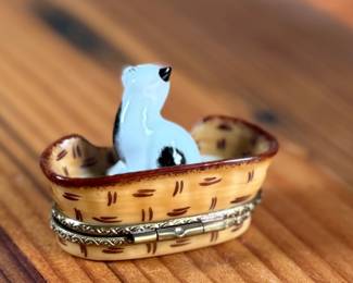 This lot features a stunning hand-painted La Gloriette Limoges porcelain trinket box in excellent condition. Maker marks underneath as shown in photos.