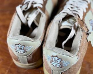 This lot features a pair of sneakers by Evolution we have titled, “Chewbacca” with fur-like texture on the sides. Some wear on the tongue, but in like-new condition otherwise. Highly collectible and come in a size men’s 10.