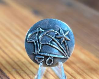 This lot features a Taxco silver zodiac brooch by listed designer, Margot Van Voorhies. Signed on the verso as shown in photos and in excellent condition. Total approx. weight of 19.77 grams.