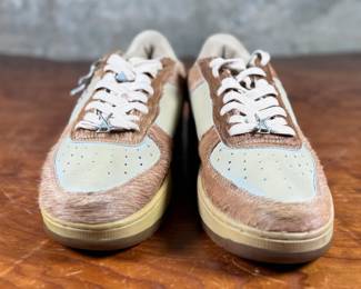 This lot features a pair of sneakers by Evolution we have titled, “Chewbacca” with fur-like texture on the sides. Some wear on the tongue, but in like-new condition otherwise. Highly collectible and come in a size men’s 10.