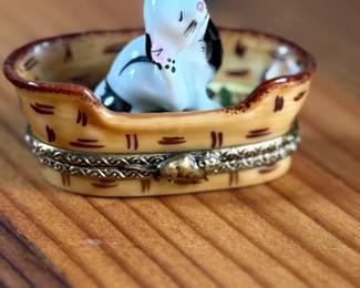 This lot features a stunning hand-painted La Gloriette Limoges porcelain trinket box in excellent condition. Maker marks underneath as shown in photos.