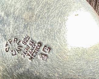 This lot features a vintage sterling silver necklace and pendant with inlaid malachite in excellent condition. Measures, 17” with a total approx. weight of 39.25 grams.