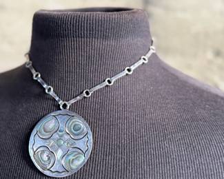 This lot features a vintage sterling silver necklace and pendant with inlaid malachite in excellent condition. Measures, 17” with a total approx. weight of 39.25 grams.