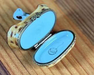 This lot features a stunning hand-painted La Gloriette Limoges porcelain trinket box in excellent condition. Maker marks underneath as shown in photos.