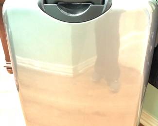 Silver hardside spinner