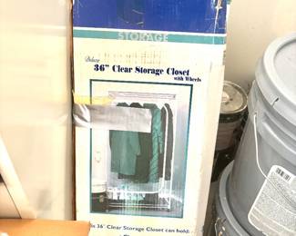 Rolling clothes rack