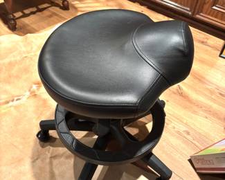 Ergonomic saddle stool