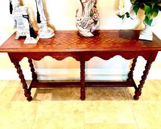 Distinguished Ethan Allen barley twist leg console